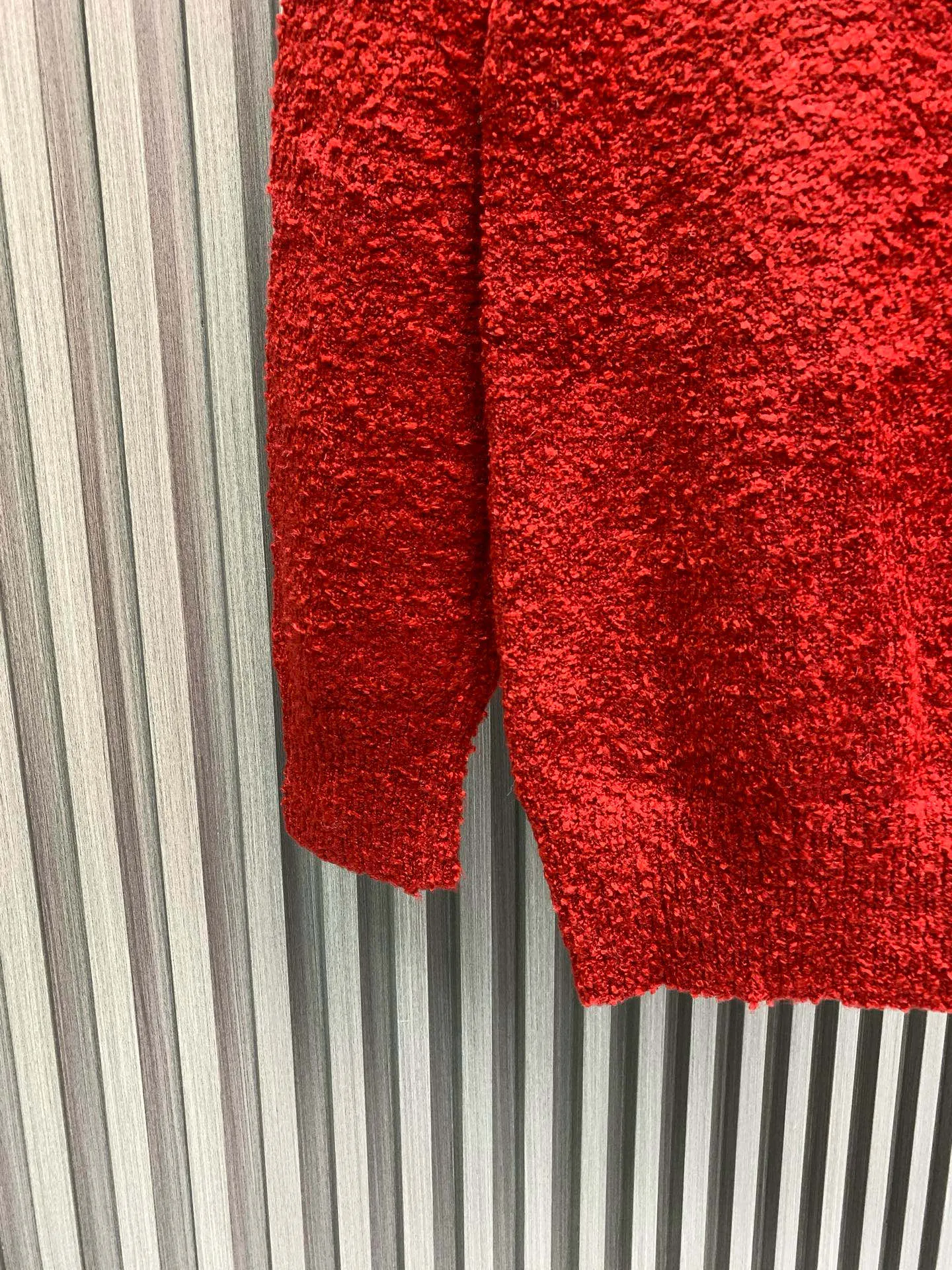 🅿️400 🀄️ Louis Vuitton 1v 25FW New Year's style mirrored logo intarsia sweater. Original purchase: 10,900. Custom-woven and dyed sheep wool 55%, yak hair 21%, nylon 20%, spandex 4% wool loop yarn. The yarn has high ductility and good elasticity. It is different from the non-elastic version on the market. The special washing process is very soft and skin-friendly. Positive 3-needle knitting process. The thickness of each stitch of the inlay on the clothing logo is consistent with ZP. The back logo is a mirror intarsia. A high-elastic elastic band is added in the middle of the thread at the neckline. The upper body is soft, breathable, and skin-friendly. It is not easy to deform when washed. The upper body is skin-friendly and versatile. Wear it in front of others. A powerful autumn and winter item.